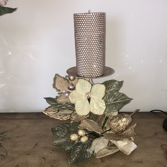 DECORATIVE GOLD FLORAL CANDLEHOLDER - Picture 3 of 7